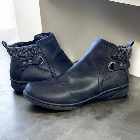 Kim Rogers Black Short Booties size 8. Faux leather boots with grey trim on back - Picture 16 of 16